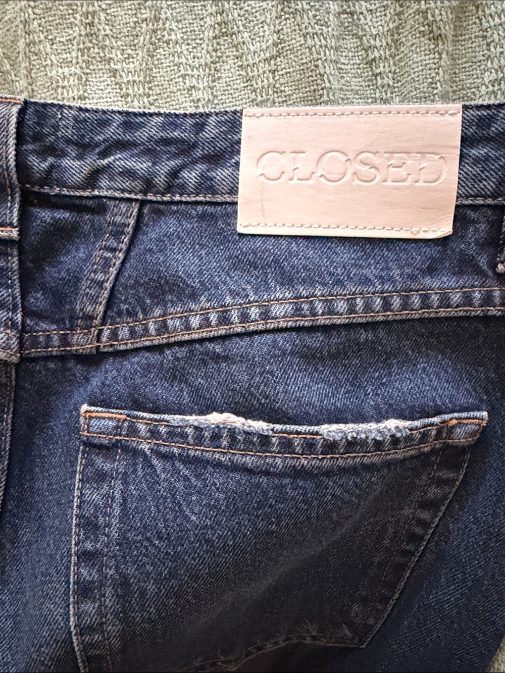 Closed Wide-Leg High-Rise Jeans in Faded Blue Denim - Picture 7 of 8